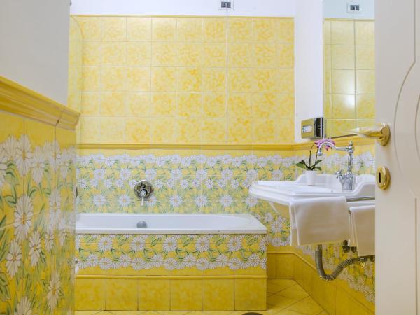 Relais Maresca Luxury Small Hotel & Terrace Restaurant : photo 9 de la chambre suite junior avec 2 balcons - vue sur mer