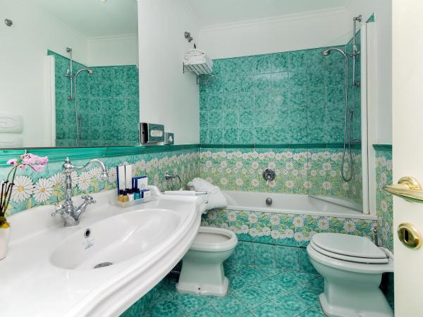 Relais Maresca Luxury Small Hotel & Terrace Restaurant : photo 1 de la chambre chambre double supérieure - vue sur mer