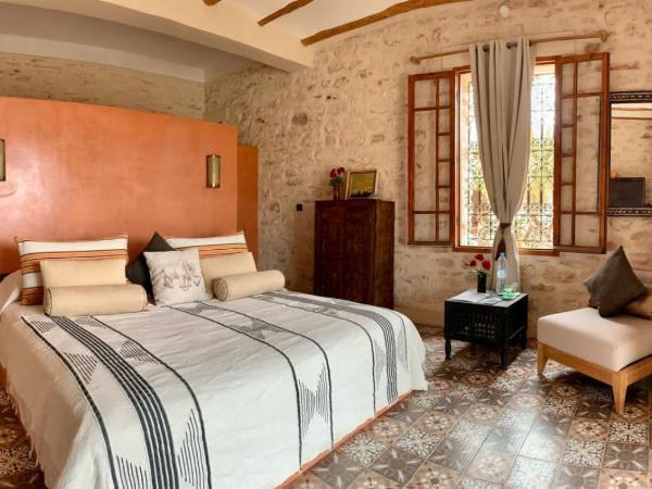 Villa des Hauts Mogador : photo 3 de la chambre chambre lit king-size - vue sur piscine 