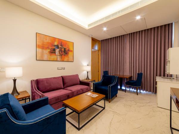 ELLAA RESIDENCES : photo 1 de la chambre chambre lit king-size avec balcon