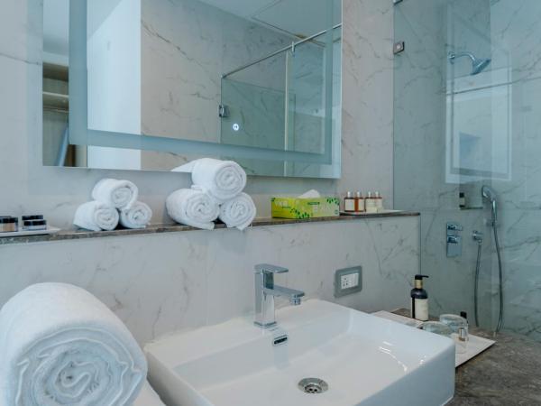 ELLAA RESIDENCES : photo 2 de la chambre chambre lit king-size avec balcon