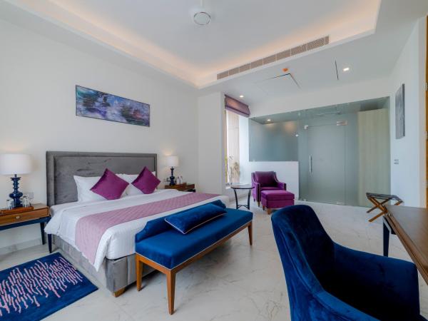 ELLAA RESIDENCES : photo 4 de la chambre chambre lit king-size avec balcon