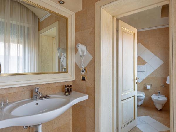 Hotel Colomba d'Oro : photo 9 de la chambre chambre double avec balcon