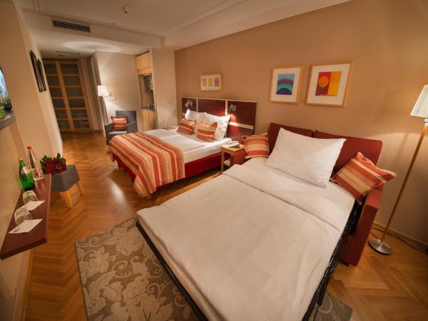 EA Hotel Julis : photo 3 de la chambre chambre double ou lits jumeaux avec lit d'appoint