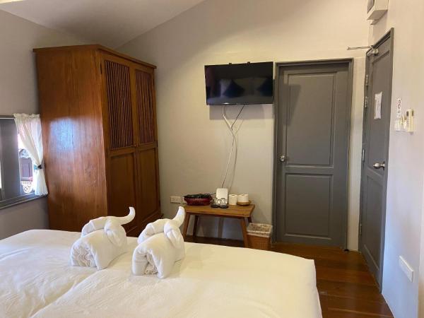 DONPIN8-Timeless House Chiang Mai : photo 9 de la chambre chambre lit king-size