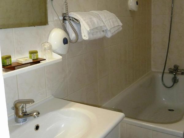 Logis Hôtel du Midi - Rodez Centre-Ville : photo 7 de la chambre chambre triple