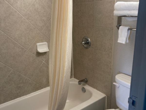 KINGS INN- Medical Downtown Midtown Memphis : photo 7 de la chambre chambre double deluxe (2 adultes + 1 enfant)