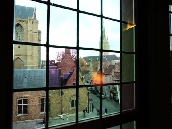 Hotel Salvators : photo 6 de la chambre chambre lit queen-size confort - vue sur cathédrale