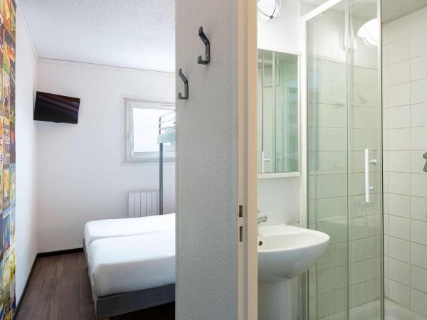 Htel F1 Reims Tinqueux : photo 1 de la chambre chambre avec 1lit double et salle de bains
