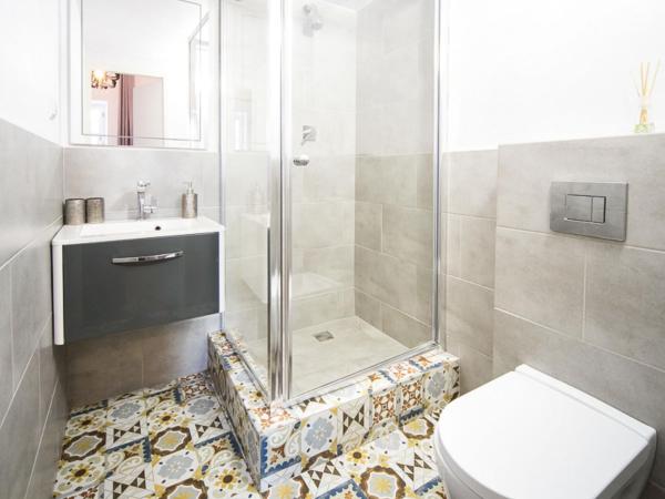 Old Town Kanonia Hostel & Apartments : photo 5 de la chambre chambre quadruple avec salle de bains