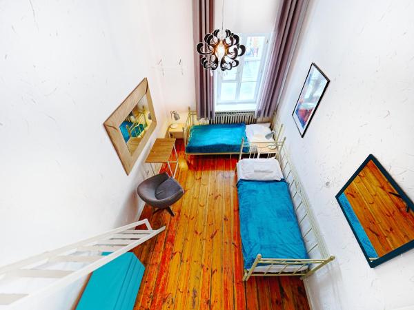 Old Town Kanonia Hostel & Apartments : photo 2 de la chambre chambre quadruple avec salle de bains