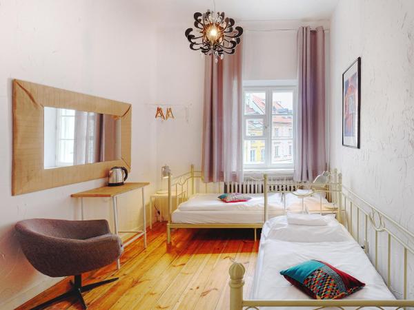 Old Town Kanonia Hostel & Apartments : photo 3 de la chambre chambre quadruple avec salle de bains