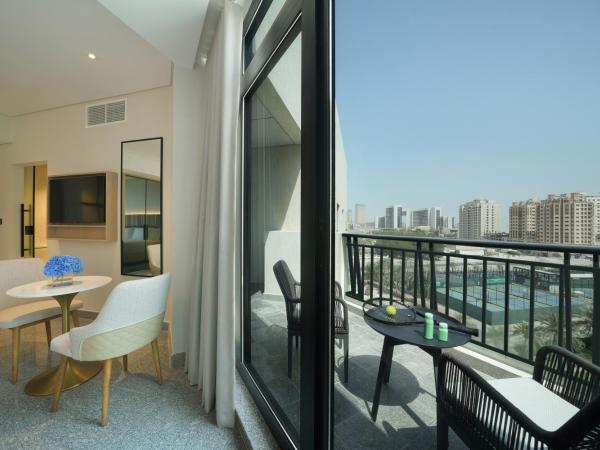 Arabian Park Dubai, an Edge by Rotana Hotel : photo 4 de la chambre chambre lit king-size avec balcon