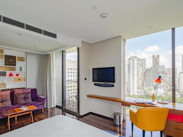 Hotel Indigo Bangkok Wireless Road, an IHG Hotel : photo 4 de la chambre hébergement lit king-size standard avec balcon - vue sur jardin