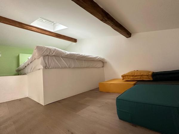 Beatrice et Emmanuel Meublé Eiffel : photo 4 de la chambre appartement avec mezzanine - 3ème Étage