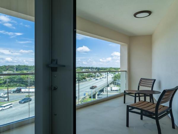 Hotel Spice & Sky Atlanta Perimeter : photo 5 de la chambre suite lit king-size avec balcon