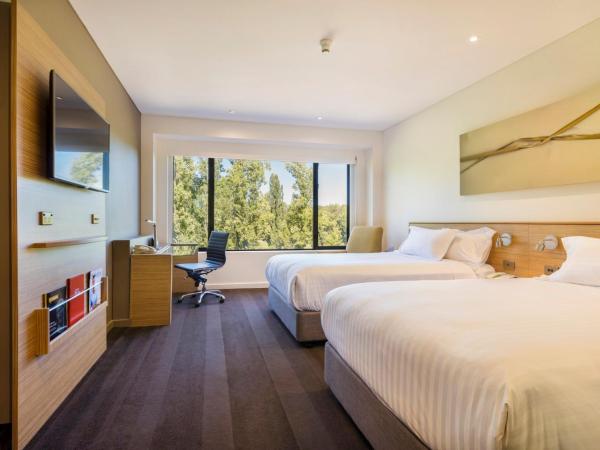 Crowne Plaza Canberra, an IHG Hotel : photo 8 de la chambre twin room with two double beds with park view