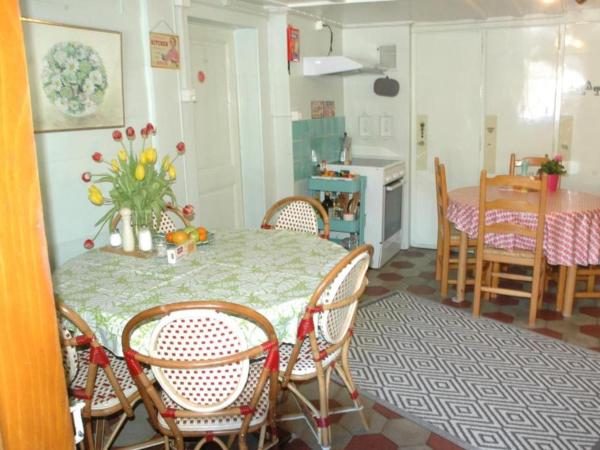 Chalet la Griotte : photo 7 de la chambre chambre sextuple avec balcon et salle de bains commune