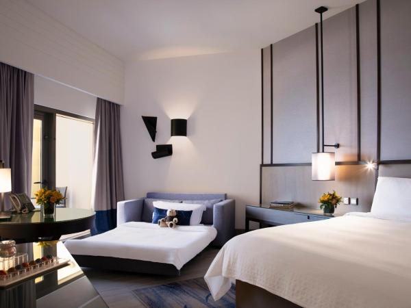 Amwaj Rotana, Jumeirah Beach - Dubai : photo 1 de la chambre chambre familiale récemment rénovée avec lit king-size et balcon - vue sur mer