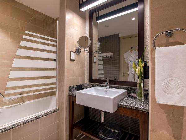 Amwaj Rotana, Jumeirah Beach - Dubai : photo 4 de la chambre chambre lit king-size récemment rénovée avec balcon et accès au salon - vue sur front de mer 