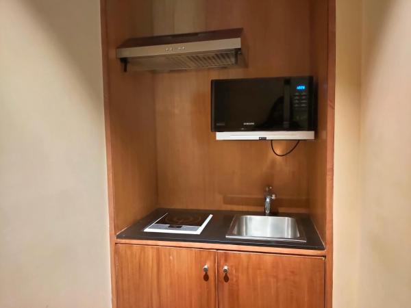 The Grand New Delhi : photo 4 de la chambre studio apartment, 15% discount on food & non-alcoholic beverages, 20% discount on spa & laundry, 2 pc laundry per person / per day