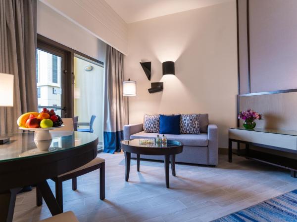 Amwaj Rotana, Jumeirah Beach - Dubai : photo 4 de la chambre chambre familiale récemment rénovée avec lit king-size et balcon - vue sur mer