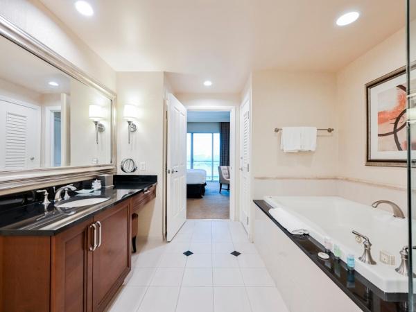 StripViewSuites at Signature : photo 8 de la chambre one-bedroom - balcony