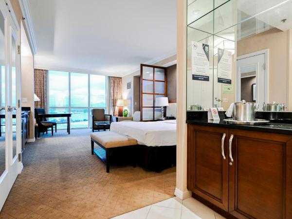 StripViewSuites at Signature : photo 10 de la chambre penthouse floor studio two-bedroom - strip view & balcony