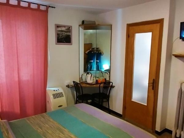 Hotel Major : photo 3 de la chambre chambre double avec salle de bains privative