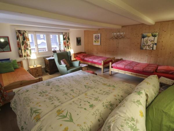 Chalet la Griotte : photo 2 de la chambre chambre quintuple avec salle de bains commune