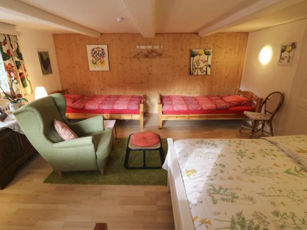 Chalet la Griotte : photo 3 de la chambre chambre quintuple avec salle de bains commune