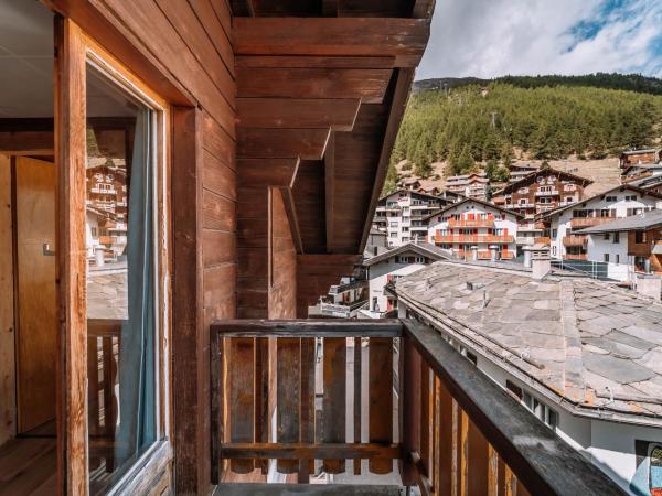 Hotel Les Amis : photo 2 de la chambre chambre familiale avec balcon