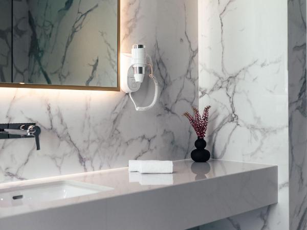 City Hotel Dubrovnik : photo 6 de la chambre chambre double ou lits jumeaux de luxe avec terrasse et vue sur la mer