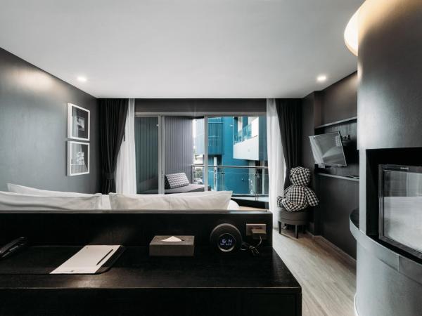 Foto Hotel Phuket Beachfront : photo 1 de la chambre hébergement ozone hall avec balcon