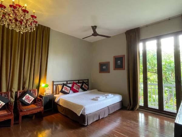 VILLA BANGKOK formerly VILLA PHRA SUMEN : photo 3 de la chambre chambre de luxe avec lit king-size - vue sur canal