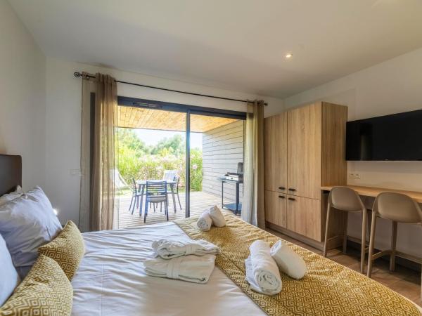 Résidence Pierre & Vacances Premium Les Terrasses d'Arsella : photo 3 de la chambre studio avec climatisation et grande terrasse (2 personnes)