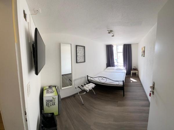 Kränzlin Hotel : photo 2 de la chambre chambre double avec douche et toilettes communes