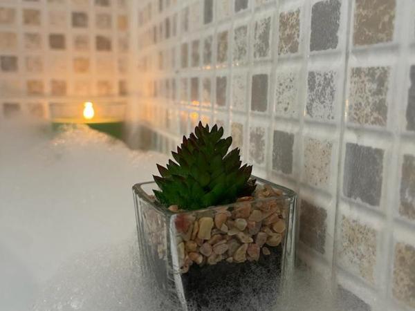 Room in family home near Penny Lane Liverpool : photo 1 de la chambre chambre double deluxe avec lit d'appoint