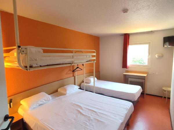 Premiere Classe Annecy Cran-Gevrier : photo 3 de la chambre chambre quadruple avec 1 lit double et 2 lits simples