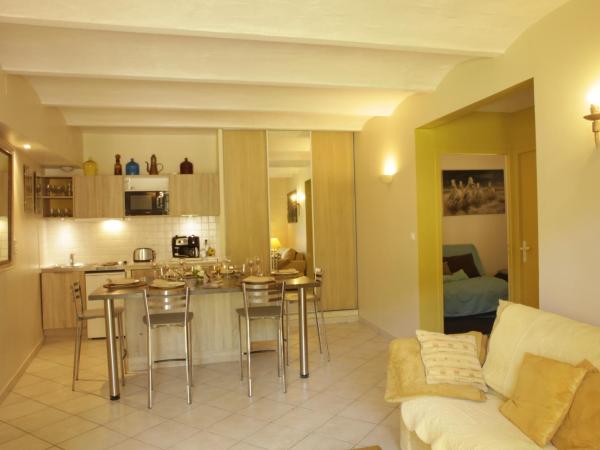 La Campagne St Lazare - Restaurant Chambres d'Hôtes Piscine & SPA : photo 7 de la chambre appartement - côté piscine