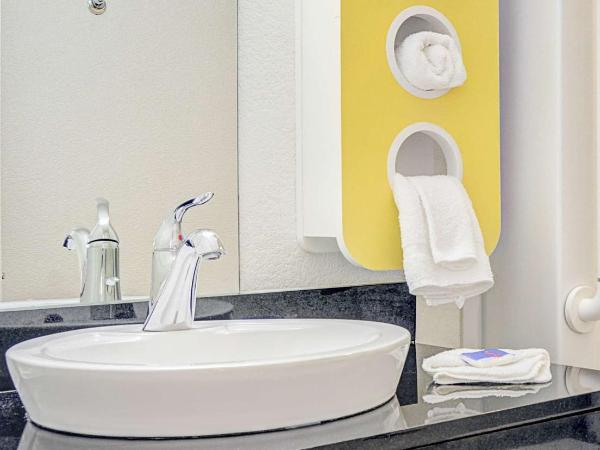 Motel 6-Phoenix, AZ - North Bell Road : photo 1 de la chambre chambre double - accessible aux personnes à mobilité réduite - douche accessible en fauteuil roulant