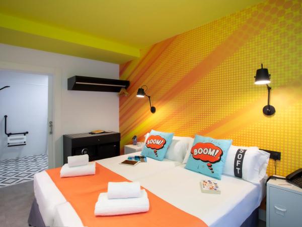 Casual Pop Art Benidorm : photo 6 de la chambre chambre intérieure double ou lits jumeaux