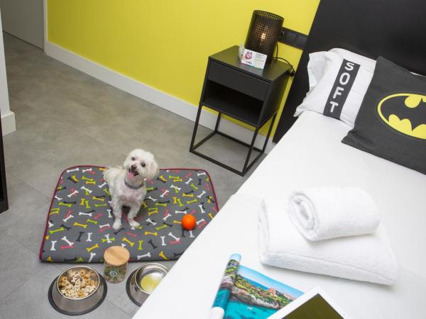 Casual Pop Art Benidorm : photo 2 de la chambre chambre double ou lits jumeaux - vue sur rue