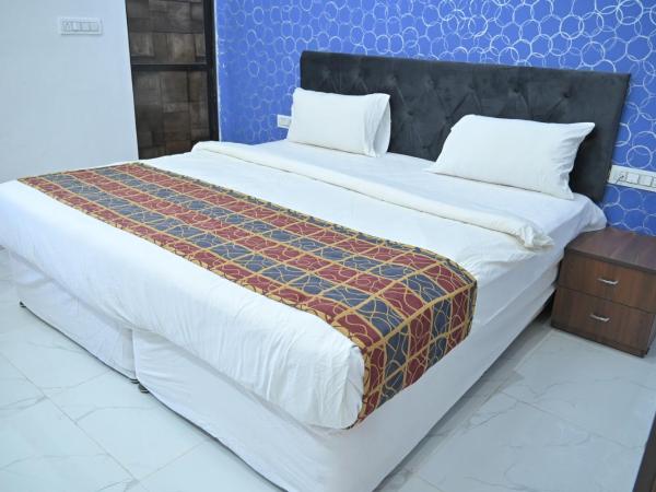 Hotel Apni Haveli : photo 2 de la chambre suite lit king-size avec balcon