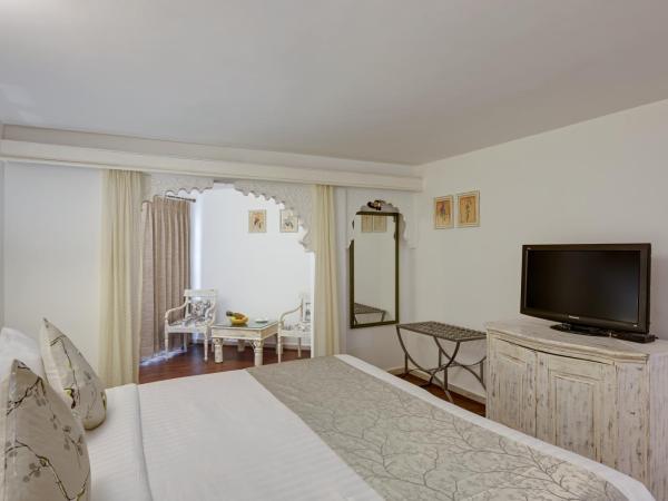 Swaroop Vilas - Lake Facing Boutique Hotel : photo 8 de la chambre chambre double - vue sur jardin