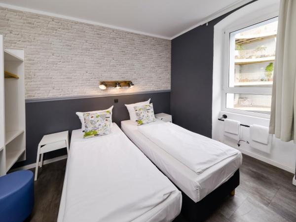 Old Town Hostel : photo 2 de la chambre chambre double ou lits jumeaux avec salle de bains commune