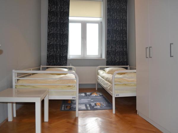 Cent Hostel : photo 4 de la chambre chambre lits jumeaux avec salle de bains commune