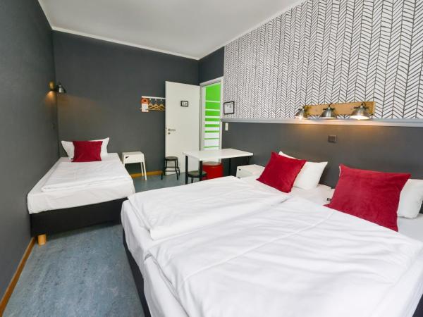 Old Town Hostel : photo 7 de la chambre chambre triple avec salle de bains commune