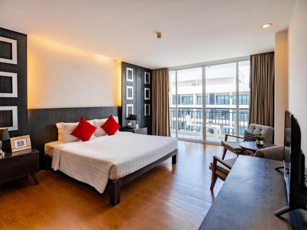 Hotel J Pattaya : photo 5 de la chambre chambre de luxe - vue sur piscine