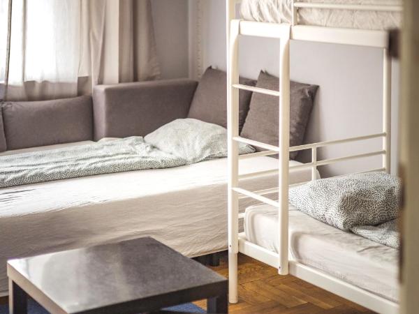 4 Couples & 4 Friends Hostel : photo 2 de la chambre chambre familiale avec salle de bains